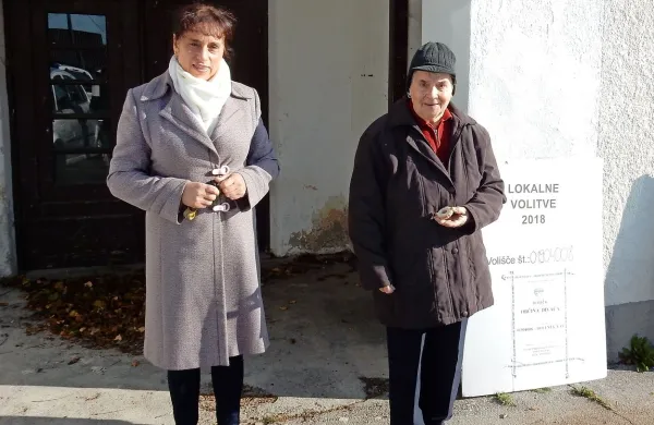 Alenka Štrucl Dovgan je na nedeljske volitve pripeljala tudi 
mamo. 
