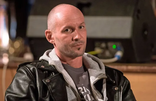 Glasbenik in pesnik Aleš Češnovar je v starosti 52 let izgubil bitko 
z rakom. 
