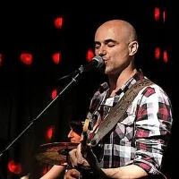V starosti 52 let je bitko z rakom izgubil glasbenik in pesnik Aleš 
Češnovar, eden od ustanovnih članov legendarne slovenske punk 
skupine Niet.