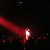Z odra, katerega krak je prodrl med občinstvo, je zapeljevala in se 
predajala občinstvu. 