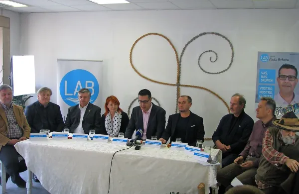 Alešu Bržanu je podporo izrazilo devet od enajstih županskih 
kandidatov, ki se niso uvrstili v drugi krog. Za ta korak se nista 
odločila le Danijel Sertić in Silvano Radin.