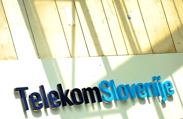Viri iz Telekoma Slovenije so za Delo opozorili, da je težava v 
številnih precenjenih storitvah družb, ki so delale za Telekom in s 
tem izčrpavale družbo.