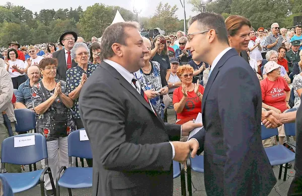 Bandelli je moral odstopiti, potem ko ga je k temu zaradi 
neprimerne komunikacije in domnevno slabega dela na ministrstvu pozval premier Marjan Šarec. 
