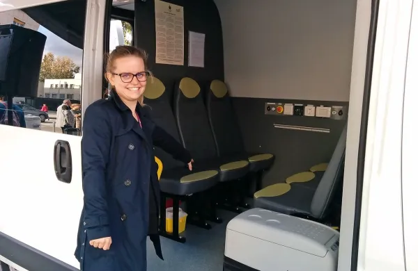 Neli Kovšca: v vozilu so  kovček nujne medicinske pomoči, predel za sterilen in okužen material, sedeži in miza za pogovor.  