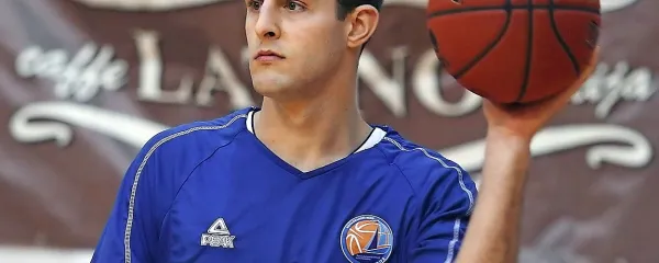 Timothy Robert Cole s ponosom nosi številko 1 na dresu portoroškega košarkarskega drugoligaša.