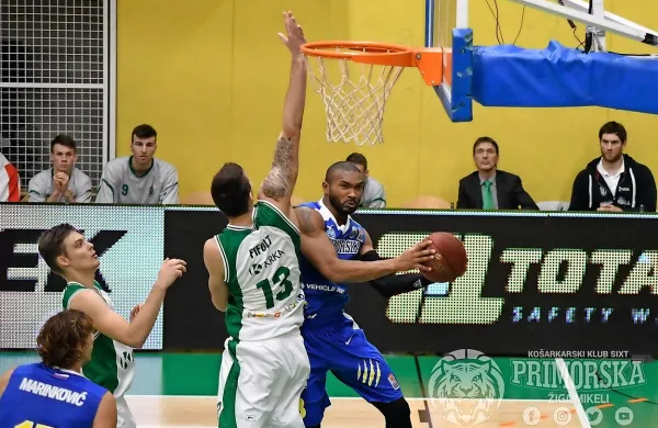 Lance Harris (z žogo) je bil med najboljšimi igralci na tekmi v 
Novem mestu.