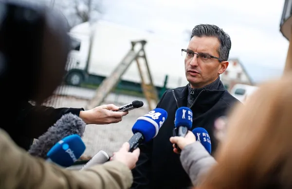 Poziv premierja Marjana Šarca podjetjem v državni lasti glede 
oglaševanja v medijih, ki naj bi širila sovražne vsebine, je tudi v 
politiki naletel na različne odzive. 