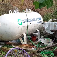 Na rezervoar je padla veja in odlomila varnostni ventil. 