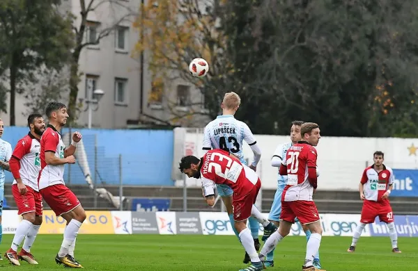 Tako je Lucas Horvat nepravilno zaustavljal Žigo Lipuščka (številka 
43) v kazenskem prostoru Aluminija, a Gorica ni izkoristila 
enajstmetrovke. 