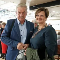 Mojco Širok, avtorico knjižne uspešnice Pogodba, je  zaslišal   
Slavko Bobovnik. Kolega z nacionalne televizije sta bila večer prej  
med letošnjimi nagrajenci Društva novinarjev Slovenije.