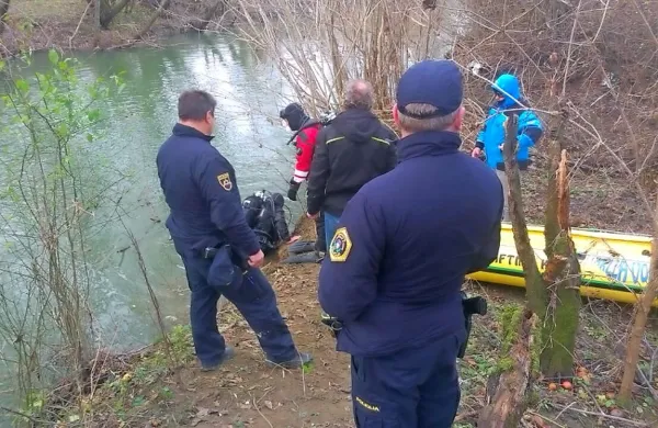 Nemudoma je stekla reševalna akcija, v kateri se je 15 policistom 
priključilo še šest gasilcev GD Ilirska Bistica ter pripadnika civilne 
zaščite Ilirska Bistrica in rafting kluba Mrzla uoda.