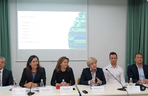 Udeleženci včerajšnje okrogle mize (z leve): Igor Šoltes, Patricija 
Šulin, Tanja Fajon, Romana Tomc, Miha Vivoda in Denis Bele.