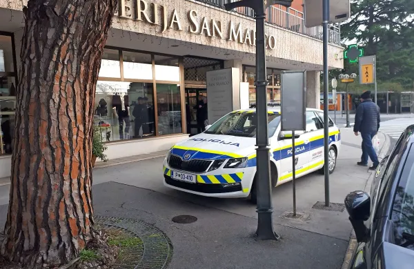 Policisti so dopoldne še preiskovali prizorišče vloma.