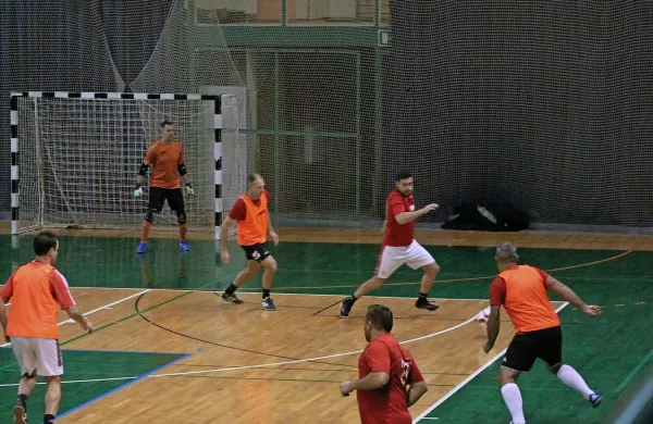 Veteransko ligo v Šempetru sta odprli moštvi AKK Šempeter in 
Brda.