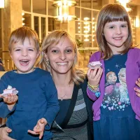  Neja Harl, žena igralca SNG Nova Gorica Petra Harla, si je predstavo 
ogledala z njunima otrokoma Emo Sofijo in Valom Edvardom.