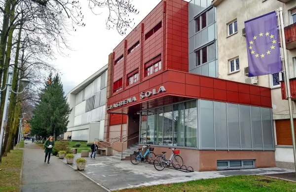 Novogoriška glasbena šola, druga največja na Primorskem, ki 
skrbi za visoko kakovostno raven na tem področju, je letos  stara 
toliko kot samo mesto. 