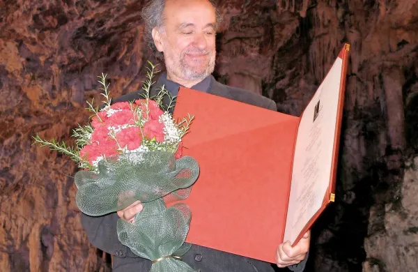 Goran Stefanovski je leta 2007 v kraški jami prejel nagrado 
festivala Vilenica. 