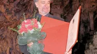 Goran Stefanovski je leta 2007 v kraški jami prejel nagrado 
festivala Vilenica. 