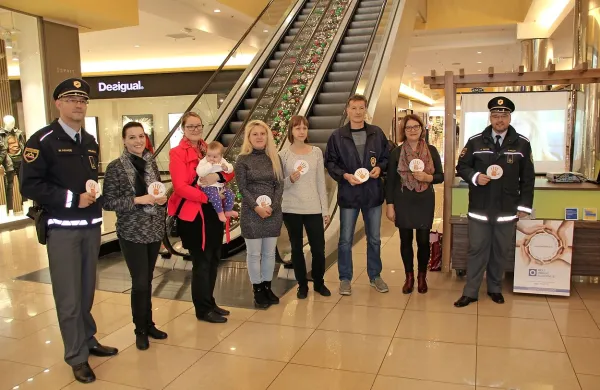 V Planetu Koper so včeraj policisti s predstavnicami  nevladnih 
organizacij in centra za socialno delo opozarjali na  nasilje v 
družini. 
