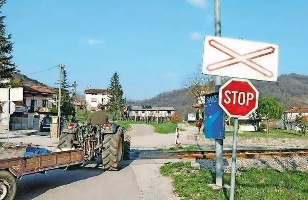 V Saksidu je eden od številnih nezavarovanih prehodov čez tire pri 
nas in na teh se redno dogajajo nesreče.