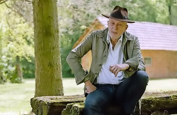 Na današnji 65. rojstni dan Vlada Kreslina na redni spored 
kinematografov prihaja dokumentarec o njem Poj mi pesem v 
režiji in po scenariju Mirana Zupaniča.