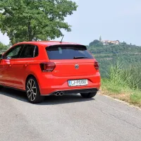 Polo GTI je, ne glede na zalogo moči, primeren tudi za tiste z manj 
dirkaškimi potrebami. 