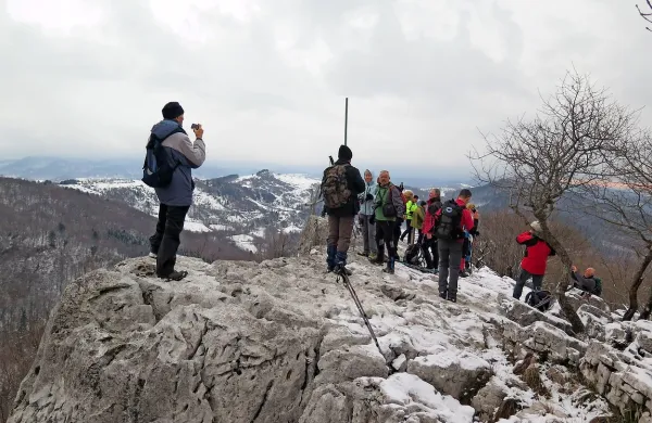 Lani je pohodnike na vrhu Jelenka pričakal lep razgled na pobeljene vršace.