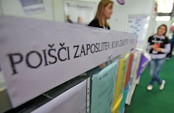  Stopnja anketne brezposelnosti je v tretjem četrtletju letošnjaga 
leta dosegla pet odstotkov, kar je najmanj po letu 2008.