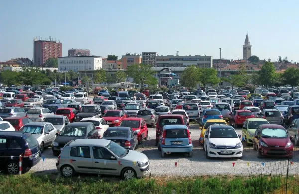 S prvim decembrom bo parkiranje na gramoznem parkirišču za 
koprsko tržnico ponovno brezplačno, a le za občane Mestne 
občine Koper.