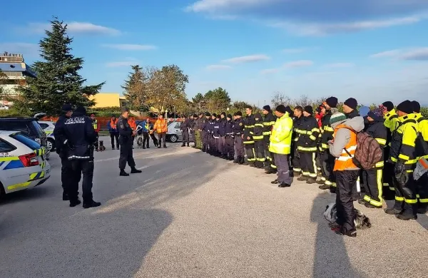 Policistom so  pri iskanju pogrešanega pomagali tudi gasilci in 
vodniki z reševalnimi psi.