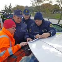Policistom so  pri iskanju pogrešanega pomagali tudi gasilci in 
vodniki z reševalnimi psi.