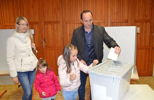 Tarik Žigon ob oddaji glasovnice v prvem krogu lokalnih volitev.