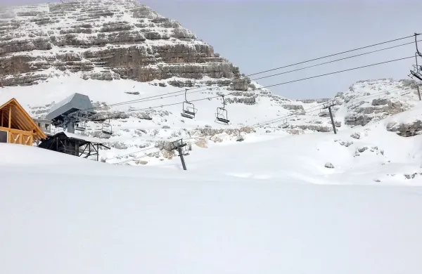 Na smučišču s 70 centimetri snega dokončujejo Ski boom bar.