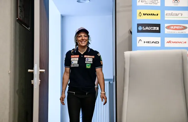 Najuspešnejšo slovensko smukačico Ilko Štuhec čaka drevi, po 
slovenskem času, prvi smuk sezone, na katerem se bo vrnila v 
svetovni pokal alpskih smučark po 20-mesečni odsotnosti iz 
karavane.