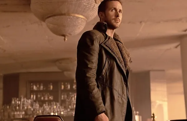 V nadaljevanju filma je tisti, ki se je spopadel s t.i. replikanti, Ryan 
Gosling kot policist K.