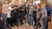 Škabarjeva ekipa je  na domačiji Širca Kodrič  v Godnjah nazdravila zmagi v drugem krogu.