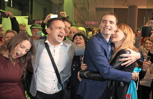 Miklavič (drugi z desne) v objemu partnerke Nine Bizjak. 