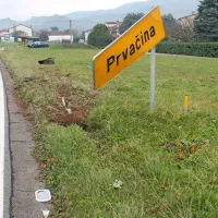 Najprej je trčil v tablo, ki označuje naselje.