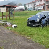 Z audijem podrl drog javne razsvetljave