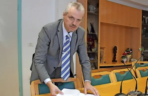 Kot je poudaril župan Robert Smrdelj, bodo z naložbo odpravili 
črno točko na glavni cesti proti Pivki. 
