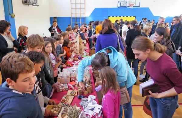 Na šolskem bazarju so učenci prodajali izdelke, ki so jih pripravili 
v šoli. Izkupiček pa so namenili za šolski sklad.