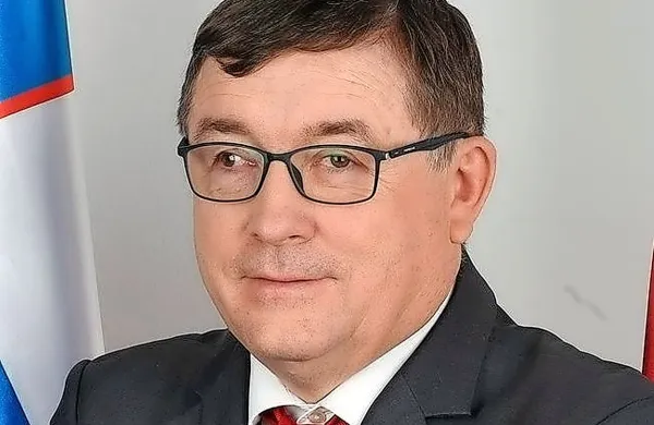 Mediji poročajo, da so na mariborski občinski upravi 1. decembra, 
torej le dan pred drugim krogom županskih volitev za nedoločen 
čas zaposlili osem ljudi, tudi štiri sodelavce iz kabineta dosedanjega župana Andreja Fištravca, ki je volitve sicer izgubil že v 
prvem krogu.
