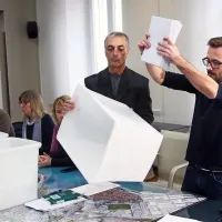Člani občinske voililne komisije na čelu z Milošem Senčurjem 
(drugi z desne) ob včerajšnjem odpiranju glasovnic, prispelih po 
pošti.