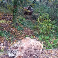 Skala, velika  približno kot dva pralna stroja, se je skotalila na 
makadamsko pot. 