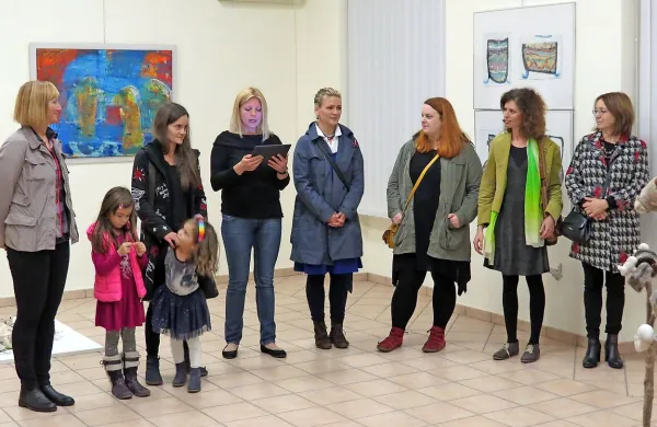 Prepletanja je sprepletlo osem ustvarjalk