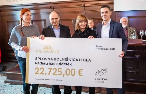 Direktor VinakoperBorut Fakin je predstavnikom Splošne bolnišnice Izola predal simbolični ček v višini 22.725, kar predstavlja 
sredstva prejšnjih licitacij, z današnjo licitacijo pa se je skupni 
znesek dosedanjih dražb povzpel na 370.300 evrov.

