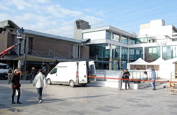 Včeraj so še postavljali lučke in šotore, jutri se začenja. 