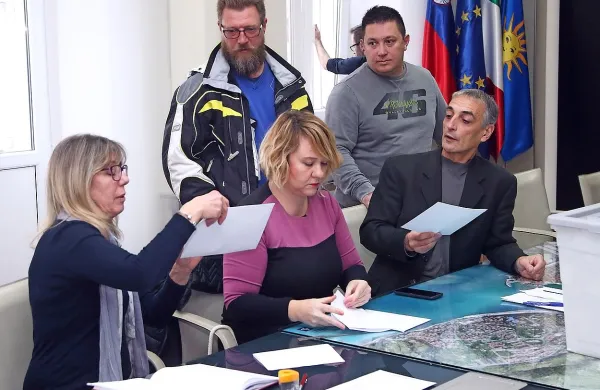 Aleš Bržan je po neuradnih izidih drugega kroga županskih volitev 
Borisa Popoviča prehitel za vsega sedem glasov, a je Popovič nato 
vložil ugovor. Fotografija s ponedeljkovega štetja glasovnic, ki so 
prispele po pošti.