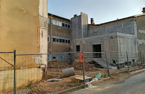 Predmet spora med podjetjem AS Primus in Občino Ajdovščina je prenova nekdanje stavbe 2 OŠ Danila Lokarja 
v glasbeno šolo.