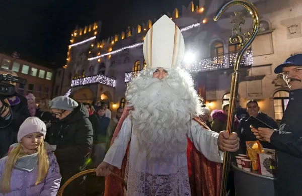 Sinočnji prihod Miklavža na Titov trg